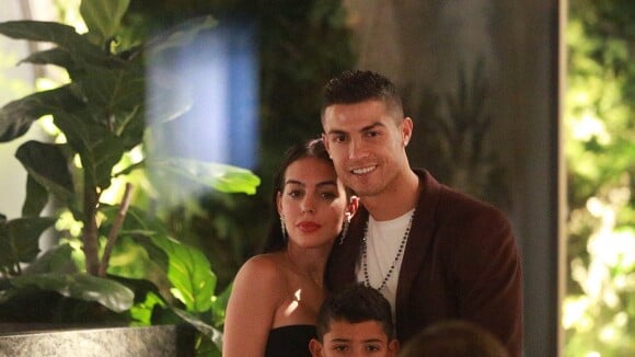 Cristiano Ronaldo souriant pour Noël avec ses quatre enfants, Georgina fermée