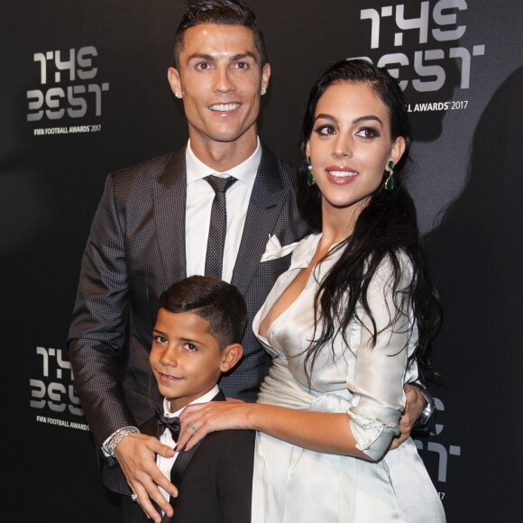 Cristiano Ronaldo (meilleur joueur), son fils Cristiano Jr et sa compagne Georgina Rodriguez enceinte - The Best FIFA Football Awards 2017 au London Palladium à Londres, le 23 octobre 2017. © Pierre Perusseau/Bestimage