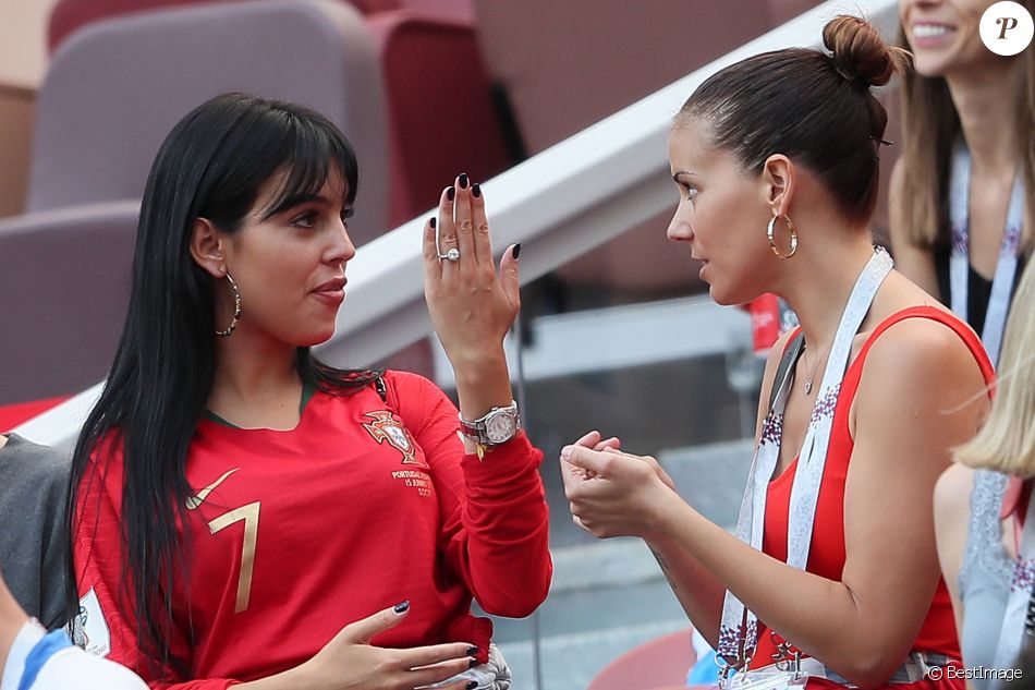 Exclusif Georgina Rodriguez La Compagne De Cristiano Ronaldo Montre Sa Bague Avec Un Gros 