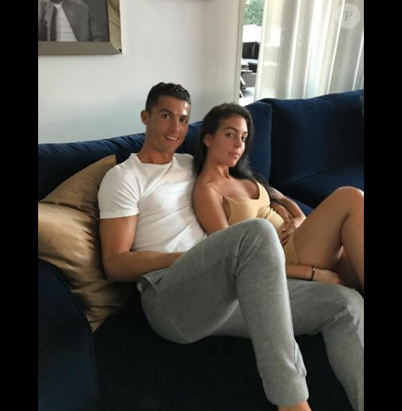 Cristiano Ronaldo partage la toute première photo avec sa compagne Georgina Rodriguez sur son compte Instagram, le 25 ami 2017.