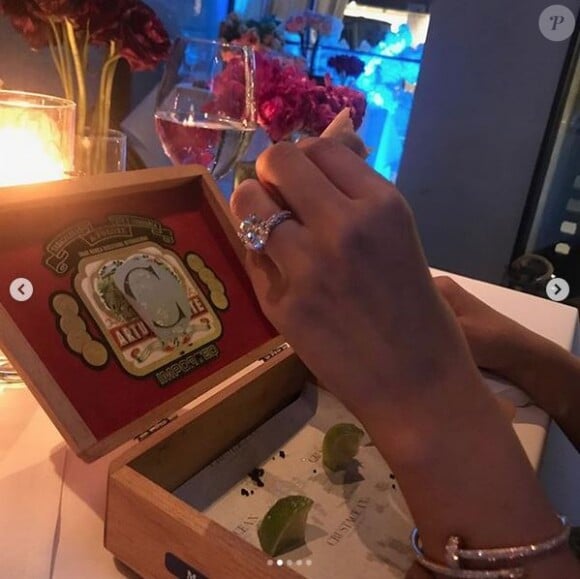 Miranda Pak porte sa nouvelle bague de fiançailles offerte par son compagnon Terrence Howard. Beverly Hills, le 23 décembre 2018.