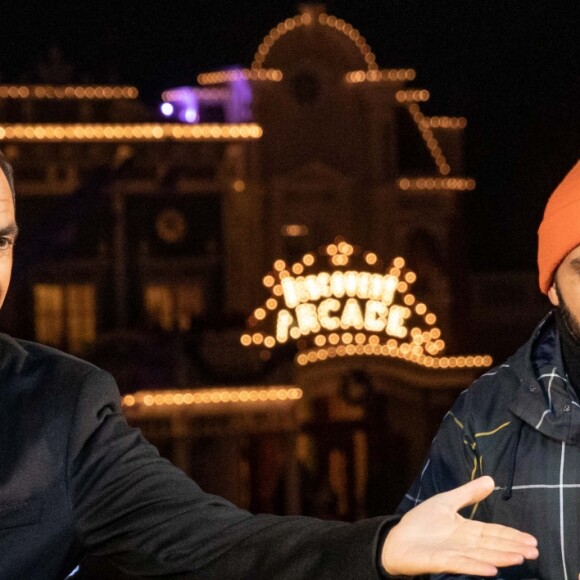 Exclusif - Nikos Aliagas et Malik Bentalha lors de l'enregistrement de l'émission "Toute la musique qu'on aime" à Disneyland Paris le 12 décembre 2018. © Cyril Moreau/Bestimage