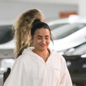 Exclusif - Demi Lovato, un sweat blanc XXL, avec quelques amis à Century City le 13 décembre 2018.