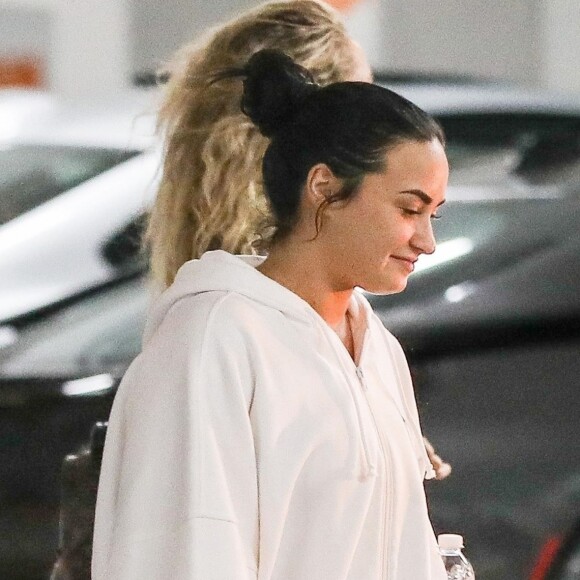 Exclusif - Demi Lovato, un sweat blanc XXL, avec quelques amis à Century City le 13 décembre 2018.