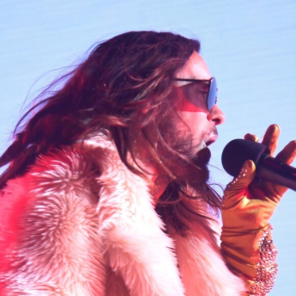 Jared Leto et son groupe Thirty Seconds to Mars sur la scène du "KROQ Absolut Almost Acoustic Christmas 2018" à Inglewood, le 8 décembre 2018.