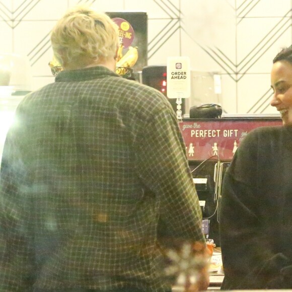 Exclusif - Demi Lovato et son nouveau compagnon Henri Levy sont allés en amoureux à The Coffee Bean & Tea Leaf à West Hollywood, le 5 novembre 2018