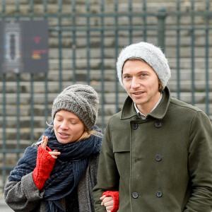 Mélanie Thierry et son compagnon le chanteur Raphaël - Sorties de l'église de la Madeleine après les obsèques de Johnny Hallyday à Paris, le 9 décembre 2017. © Coadic Guirec/Bestimage  People are leaving the funeral of Johnny Hallyday at the Madeleine church in Paris, France on December 9th 2017.09/12/2017 - Paris