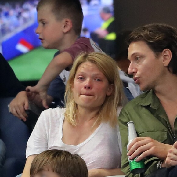 Exclusif - Mélanie Thierry assiste très triste et en pleurs assiste au match amical France Anglettere avec son compagnon Raphaël et son fils Roman au Stade de France à Saint-Denis le 13 juin 2017.13/06/2017 - Saint Denis