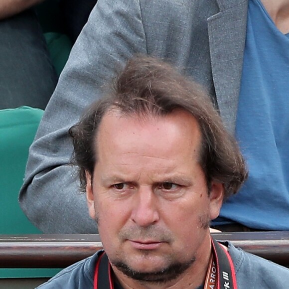 Le chanteur Raphaël et sa compagne Mélanie Thierry - Personnalités dans les tribunes lors des internationaux de France de Roland Garros à Paris. Le 9 juin 2017. © Jacovides - Moreau / Bestimage  Celebrities during the Roland Garros 2017 French Open in Paris, on June 9, 2017.09/06/2017 - Paris