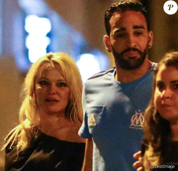 Exclusif - Pamela Anderson et son nouveau compagnon le footballeur français Adil Rami vont dîner en amoureux au restaurant "la Villa" après la victoire de l'OM contre Toulouse (2-0) , Marseille le 24 septembre 2017.