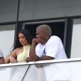 Kanye West et sa femme Kim Kardashian sur le balcon de leur nouvel appartement à Miami le 4 janvier 2018.