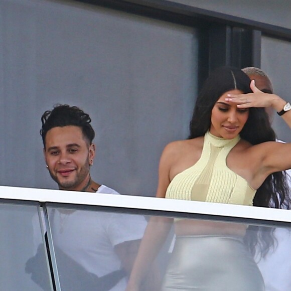 Kanye West et sa femme Kim Kardashian sur le balcon de leur nouvel appartement à Miami le 4 janvier 2018.