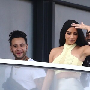 Kanye West et sa femme Kim Kardashian sur le balcon de leur nouvel appartement à Miami le 4 janvier 2018.
