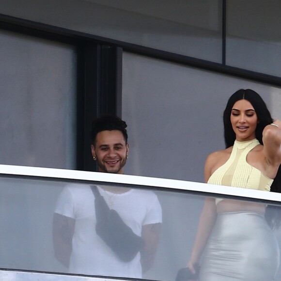 Kanye West et sa femme Kim Kardashian sur le balcon de leur nouvel appartement à Miami le 4 janvier 2018.