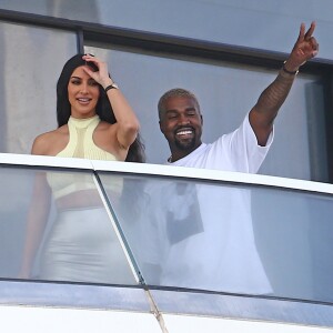 Kanye West et sa femme Kim Kardashian sur le balcon de leur nouvel appartement à Miami le 4 janvier 2018.