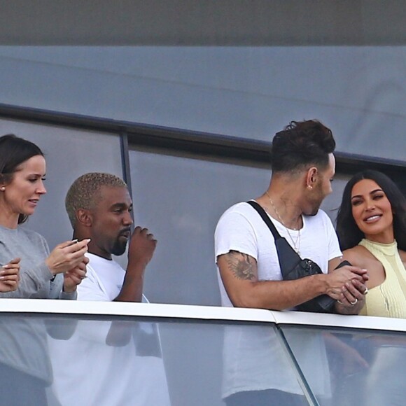 Kanye West et sa femme Kim Kardashian sur le balcon de leur nouvel appartement à Miami le 4 janvier 2018.
