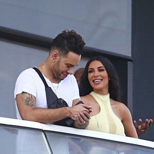 Kanye West et sa femme Kim Kardashian sur le balcon de leur nouvel appartement à Miami le 4 janvier 2018.