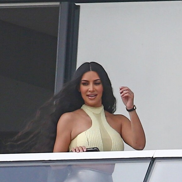 Kanye West et sa femme Kim Kardashian sur le balcon de leur nouvel appartement à Miami le 4 janvier 2018.