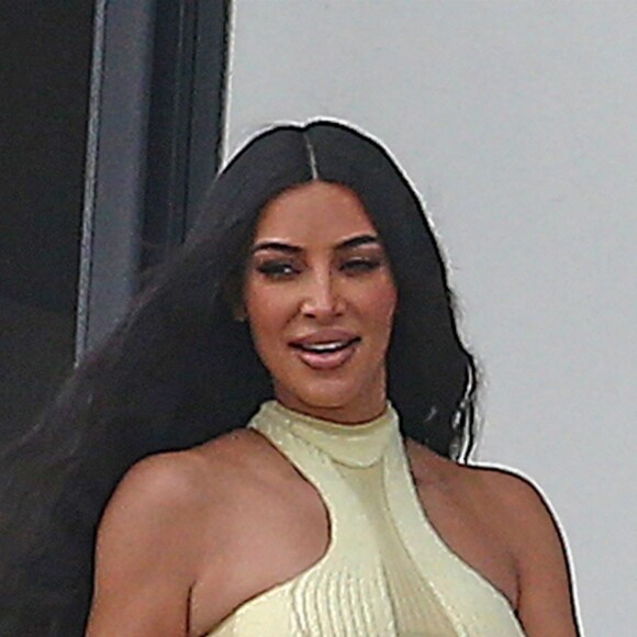 Kanye West et sa femme Kim Kardashian sur le balcon de leur nouvel appartement à Miami le 4 janvier 2018.