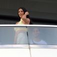 Kanye West et sa femme Kim Kardashian sur le balcon de leur appartement à Miami, le 4 janvier 2018.