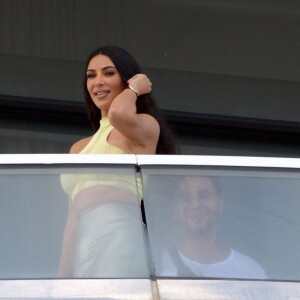 Kanye West et sa femme Kim Kardashian sur le balcon de leur appartement à Miami, le 4 janvier 2018.