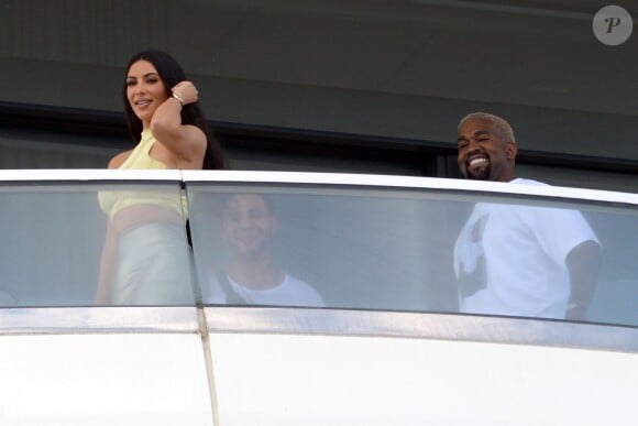 Kanye West et sa femme Kim Kardashian sur le balcon de leur appartement à Miami, le 4 janvier 2018.