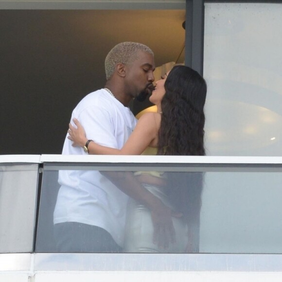 Kanye West et sa femme Kim Kardashian sur le balcon de leur appartement à Miami, le 4 janvier 2018.
