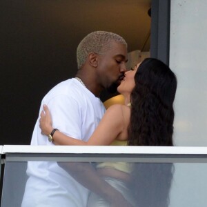 Kanye West et sa femme Kim Kardashian sur le balcon de leur appartement à Miami, le 4 janvier 2018.