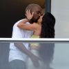 Kanye West et sa femme Kim Kardashian sur le balcon de leur appartement à Miami, le 4 janvier 2018.