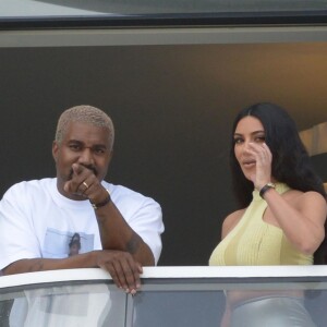 Kanye West et sa femme Kim Kardashian sur le balcon de leur appartement à Miami, le 4 janvier 2018.