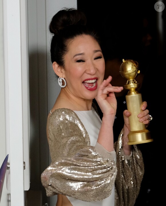 Sandra Oh et son trophée de la meilleure actrice dramatique pour la série "Killing Eve" lors de la 76e cérémonie annuelle des Golden Globe Awards au Beverly Hilton Hotel à Los Angeles, le 6 janvier 2019.