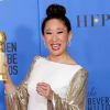 Sandra Oh et son trophée de la meilleure actrice dramatique pour la série "Killing Eve" lors de la 76e cérémonie annuelle des Golden Globe Awards au Beverly Hilton Hotel à Los Angeles, le 6 janvier 2019.
