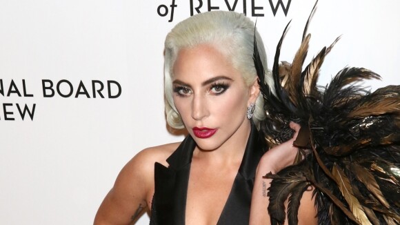 Lady Gaga : Look glamour et extravagant accessoire qui suscite des questions