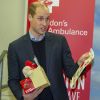 Le prince William, duc de Cambridge, célébrait le 9 janvier 2019 à l'Hôpital royal de Londres les 30 ans de l'association London Air Ambulance, un service d'ambulances aériennes. Dans sa main droite, un jouet que son fils Louis adorera mâchouiller !