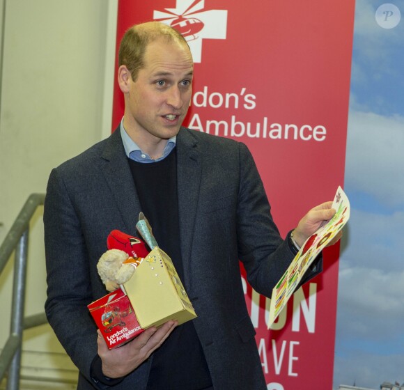 Le prince William, duc de Cambridge, célébrait le 9 janvier 2019 à l'Hôpital royal de Londres les 30 ans de l'association London Air Ambulance, un service d'ambulances aériennes. Dans sa main droite, un jouet que son fils Louis adorera mâchouiller !