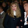 Arielle Dombasle et son mari Bernard Henri-Levy assistent à l'opéra en plein air 'La Traviata' (une production de Benjamin Patou, le PDG de Moma Group) dans la cour d'honneur de l'hôtel des Invalides à Paris le 8 septembre 2015.