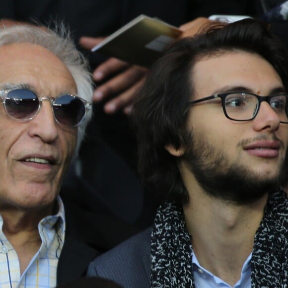 Gérard Darmon et son fils Jules - People lors du match de Ligue 1 PSG-Metz - 2ème journée au Parc des Princes à Paris, le 21 août 2016. © Marc Ausset Lacroix/Bestimage