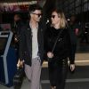 Brie Larson et son fiancé Alex Greenwald à l'aéroport de Los Angeles (LAX) le 30 juin 2017.