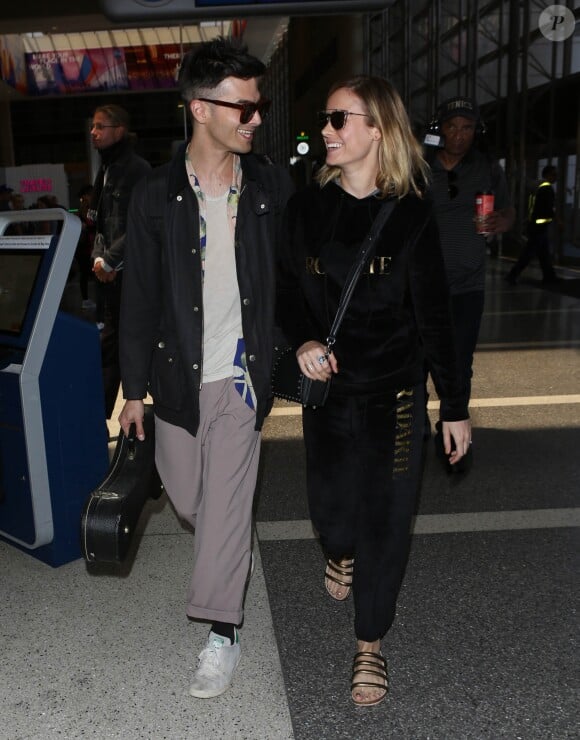 Brie Larson et son fiancé Alex Greenwald à l'aéroport de Los Angeles (LAX) le 30 juin 2017.