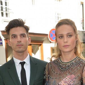 Brie Larson et son fiancé Alex Greenwald - Arrivées au défilé de mode « Valentino », collection Haute-Couture automne-hiver 2017/2018, à Paris. Le 5 juillet 2017 © CVS - Veeren / Bestimage