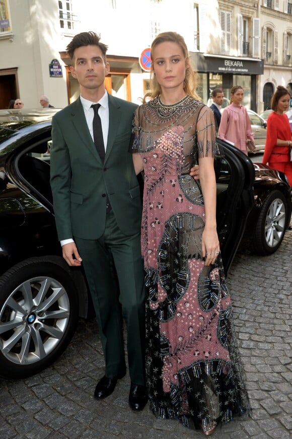 Brie Larson et son fiancé Alex Greenwald - Arrivées au défilé de mode « Valentino », collection Haute-Couture automne-hiver 2017/2018, à Paris. Le 5 juillet 2017 © CVS - Veeren / Bestimage