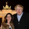 Boris Johnson et sa femme Marina Wheeler posent devant la Porte de Brandebourg à Berlin en Allemagne le 4 novembre 2016.