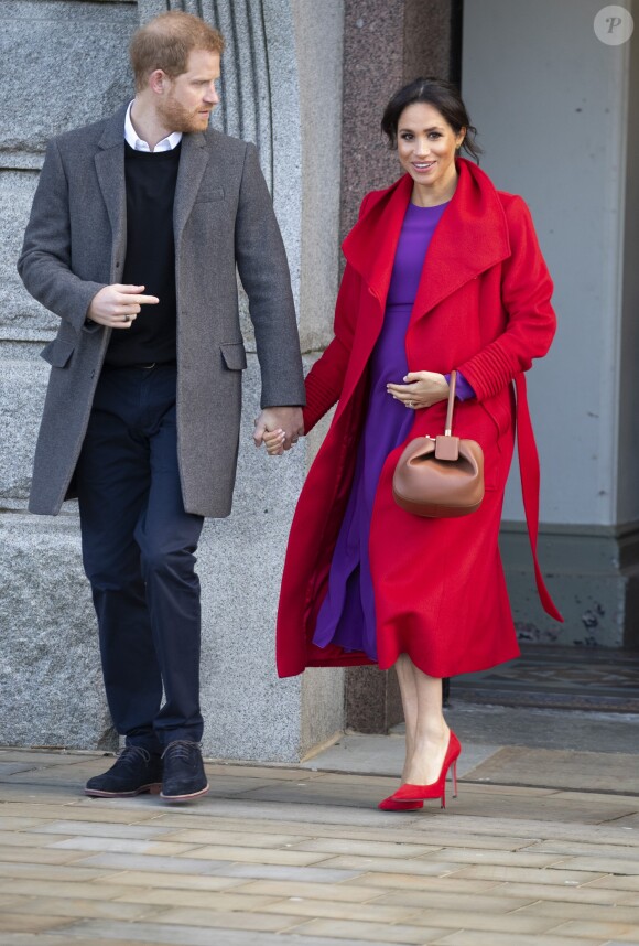 Le prince Harry, duc de Sussex, et Meghan Markle, enceinte, duchesse de Sussex en visite dans la ville de Birkenhead, ici au square Hamilton le 14 janvier 2019.