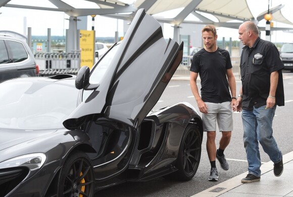 Exclusif - Jenson Button a été aperçu à l'aéroport Heathrow à Londres. Le pilote britannique s'est fait livrer sa nouvelle voiture de sport flash 2018 McLaren P1, le 15 aout 2018.