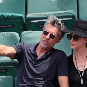 Hélène de Fougerolles et son compagnon Marc Simoncini - People dans les tribunes des Internationaux de France de Tennis de Roland Garros à Paris. Le 8 juin 2018 © Cyril Moreau / Bestimage