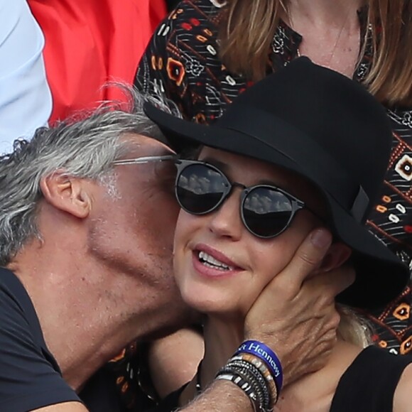 Hélène de Fougerolles et son compagnon Marc Simoncini dans les tribunes des Internationaux de France de Tennis de Roland Garros à Paris. Le 8 juin 2018 © Cyril Moreau / Bestimage