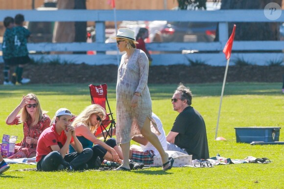 Exclusif - Kate Hudson très enceinte est allée soutenir son fils Bingham avec son compagnon Danny Fujikawa lors d'un match de football à Malibu. Sa mère, Goldie Hawn, est aussi de la partie! Le 23 septembre 2018