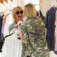 Kate Hudson enceinte est allée faire du shopping avec son compagnon Danny Fujikawa et sa mère Goldie Hawn à Brentwood, le 20 mai 2018