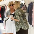 Kate Hudson enceinte est allée faire du shopping avec son compagnon Danny Fujikawa et sa mère Goldie Hawn à Brentwood, le 20 mai 2018