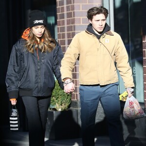 Brooklyn Beckham et sa compagne Hana Cross main dans la main dans les rues de New York, le 22 janvier 2019.